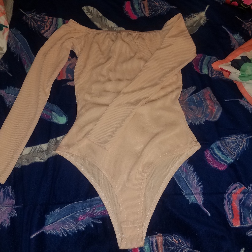 Boohoo Nude off shoulder bodysuit size 4 NWOT